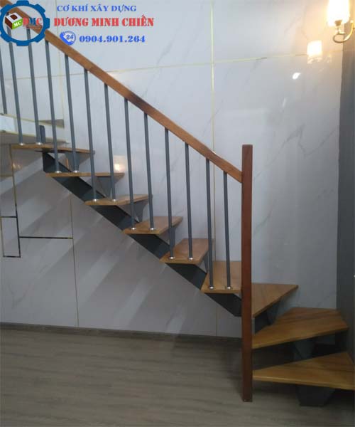 Cầu Thang Sắt Ngoài Trời tại quận 7